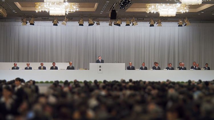 Hauptversammlung bei Olympus: Der scheidende Präsident Shuichi Takayama (m.) spricht.