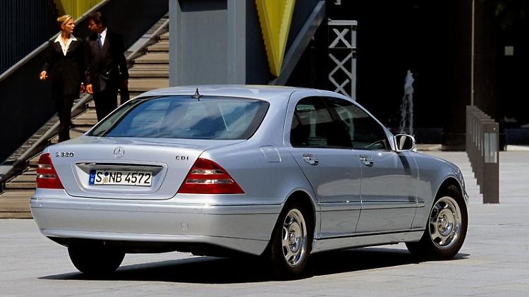 Der TÜV spricht der S-Klasse eine gute Langzeitqualität zu: Mit zunehmendem Alter steigt die Zahl mängelfreier Exemplare (hier ein S 320 CDI der Baureihe 220).