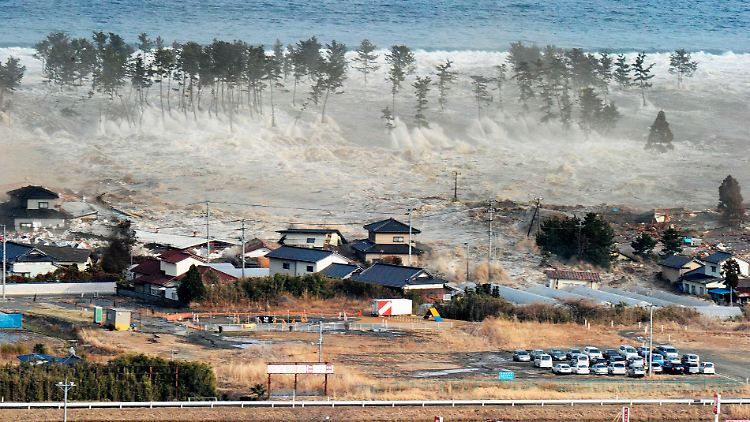 Nach dem Erdbeben vor Japan wird die Küste des Landes von einem Tsunami überrollt.