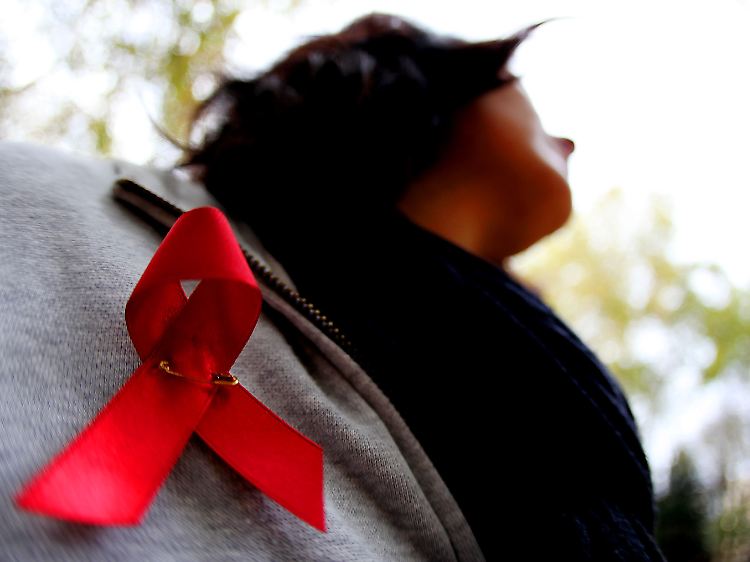 Die rote Schleife ist das Symbol der Solidarität mit HIV-Infizierten und Aids-Kranken.