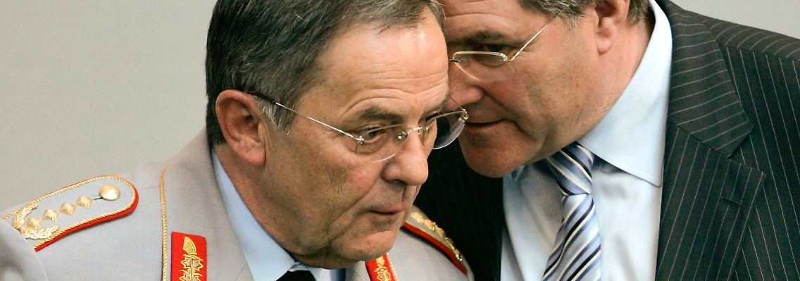 Der Generalinspekteur (links) und der damalige Verteidigungsminister Franz Josef Jung im April 2007 im Bundestag.