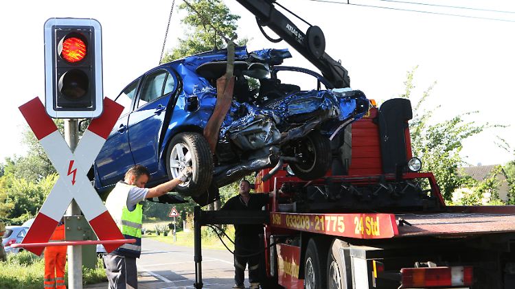Der Fahrer dieses Wagens hatte eine Halbschranke umfahren und wurde von einem Zug erfasst. Dabei wurde er schwer verletzt.