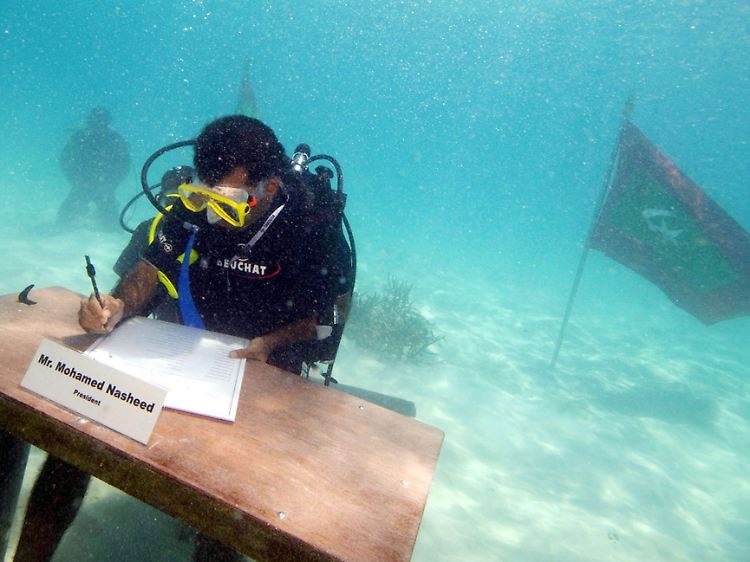 ... und Präsident Nasheed bei der weltweit ersten Unterwasser-Kabinettssitzung am 17. Oktober 2009.