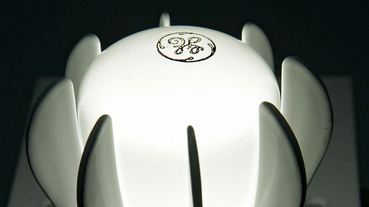 Eine LED-Birne mit dem Logo von General Electric leuchtet im Haupquartier "Nela Park" der Unternehmenstochter GE Lighting in East Cleveland.