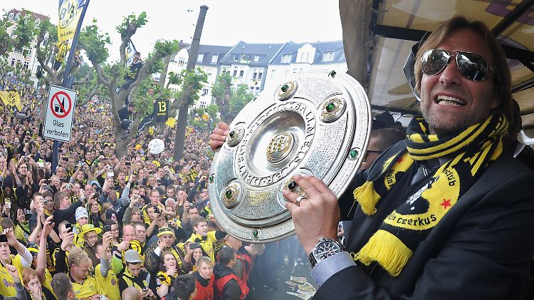 So sah das im vergangenen Jahr in Dortmund aus. Der Herr rechts ist Trainer Jürgen Klopp.