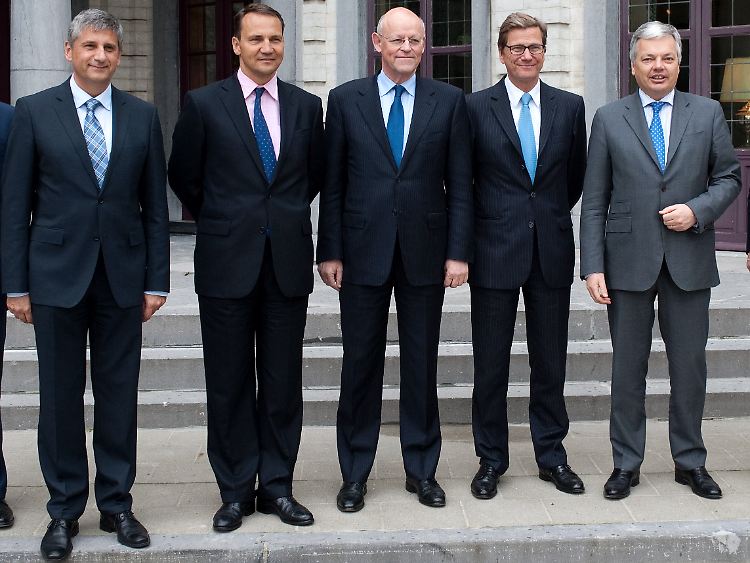 Anzugträger in Brüssel. Die EU-Außenminister erwägen "Luxus-Sanktionen" gegen die Reichen und Mächtigen in Syrien.