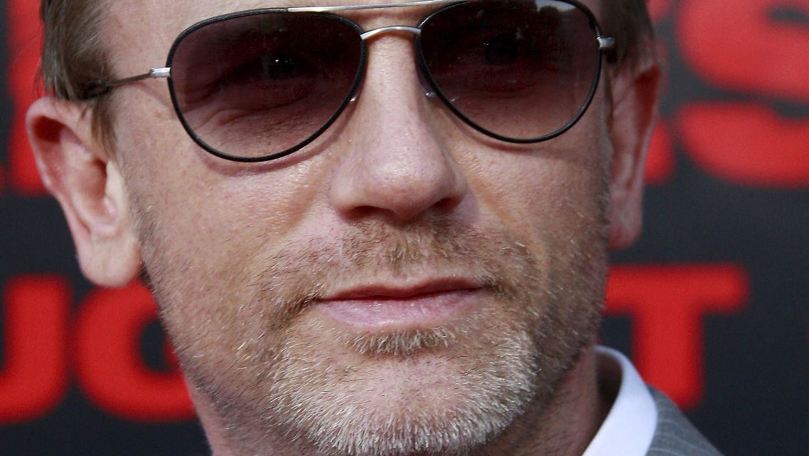 Daniel in Bond-Pose.