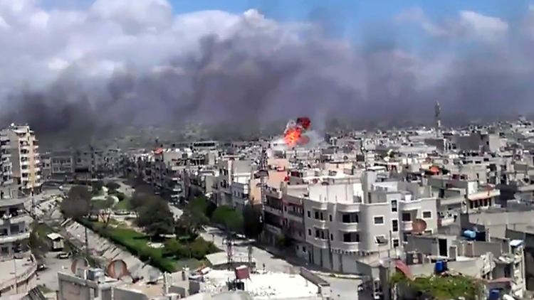 Dieses Bild eines Amateur-Filmers zeigt eine Explosion über Homs.