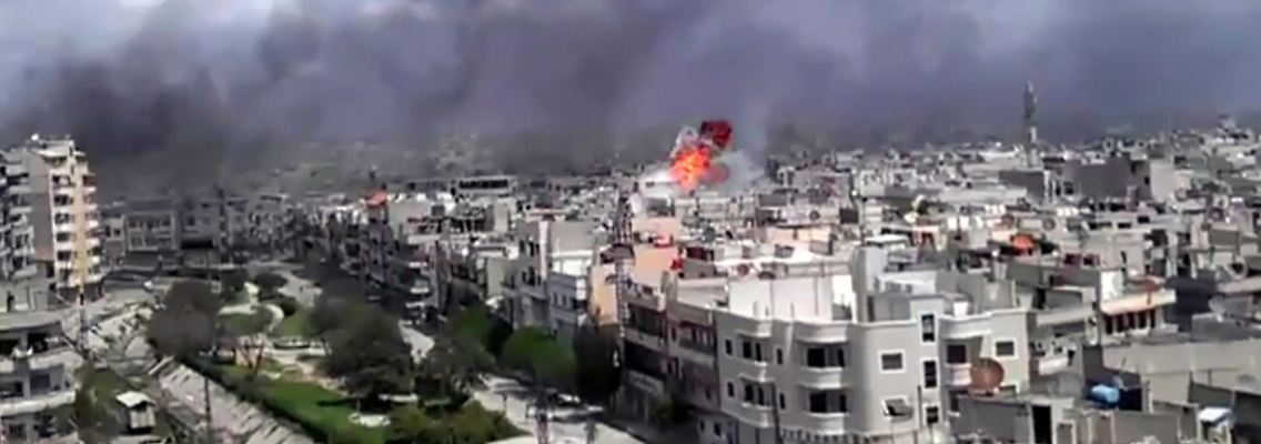 Dieses Bild eines Amateur-Filmers zeigt eine Explosion über Homs.