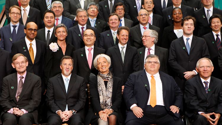 Finanzminister und Zentralbanker posieren mit IWF-Chefin Lagarde für ein Foto in Washington.