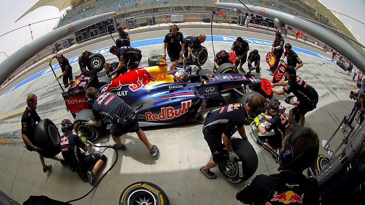 Letzte Woche noch zu langsam, diesmal ganz vorn: Die Red-Bull-Techniker haben Vettels Boliden flott gemacht.