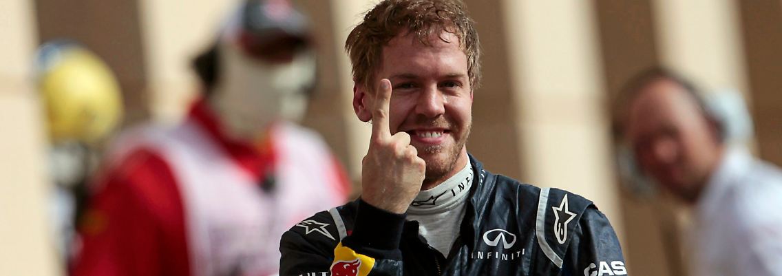 Der Vettel-Daumen ist wieder da. In Bahrain sicherte sich der zuvor glücklose Weltmeister den besten Startplatz.