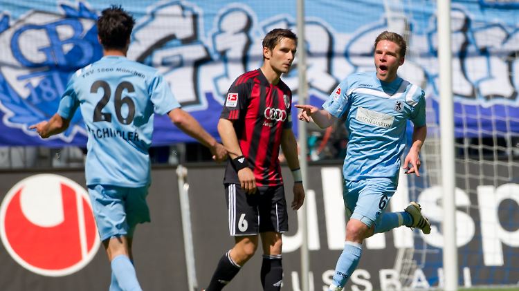Christopher Schindler (l) und Dominik Stahl von München freuen sich über das 3:1 durch Stahl.