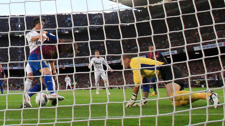 Ausgerechnet Mittelfeldabräumer Sami Khedira brachte Real Madrid gegen Barcelonas Ballkünstler in Führung.