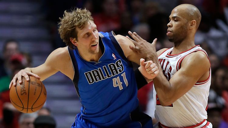 Dirk Nowitzki im Zweikampf mit Taj Gibson im ersten Viertel. 