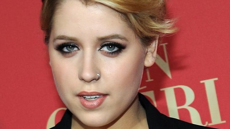 Peaches Geldof freut sich über einen Jungen.