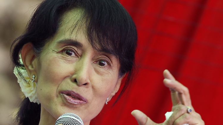 Aung San Suu Kyi bleibt ihren Prinzipien treu und setzt den Präsidenten unter Druck.