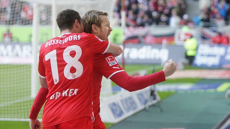 Glückliche Fortunen: Sascha Röser feiert sein Tor zum zwischenzeitlichen 2:0.