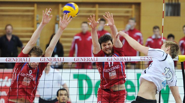 Die Hachinger Max Günthör (l-r) und Alexander Shafranovich versuchen, einen Schmetterball des Berliners Paul Carroll abzuwehren.