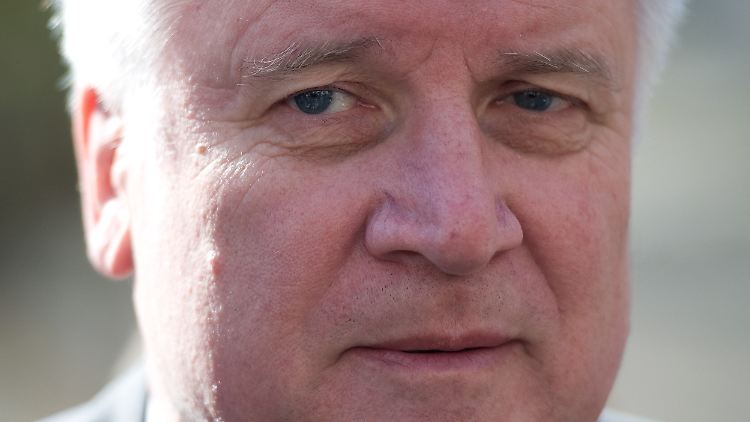 CSU-Chef Seehofer macht vom Betreuungsgeld indirekt den Fortbestand der Koalition abhängig.