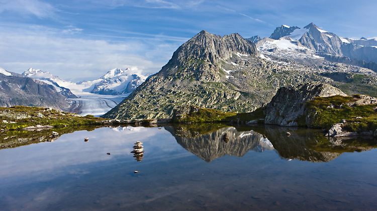 Bei den Landschaften der der Schweiz denkt man zuerst an Berge, dabei hat das Land auch viele Seen, wie hier den Taellisee im Wallis.