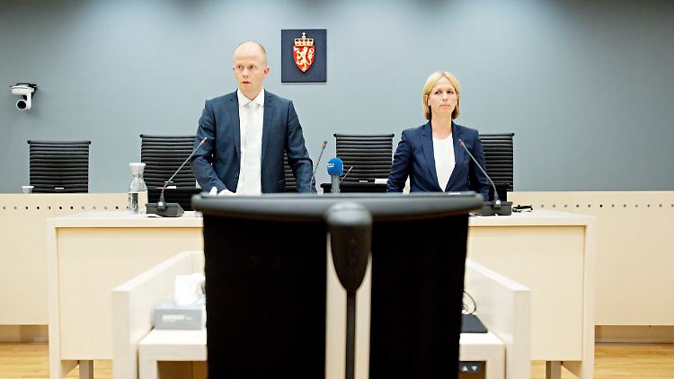 Die Ankläger Svein Holden und Inga Bejer Engh erwarten den Massenmörder Breivik im Gerichtssaal.