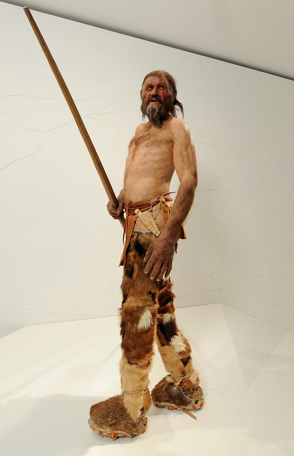 Leder bot schon den Vorfahren der Menschen vor Tausenden von Jahren Schutz vor Kälte und Wärme. Die Kleider der 5300 Jahre alten Gletschermumie Ötzi ermöglichen einmalige Einblicke in die Vielfältigkeit steinzeitlicher Lederbearbeitung. Gegerbt wurde mit Hilfe von Fett und Rauch.
