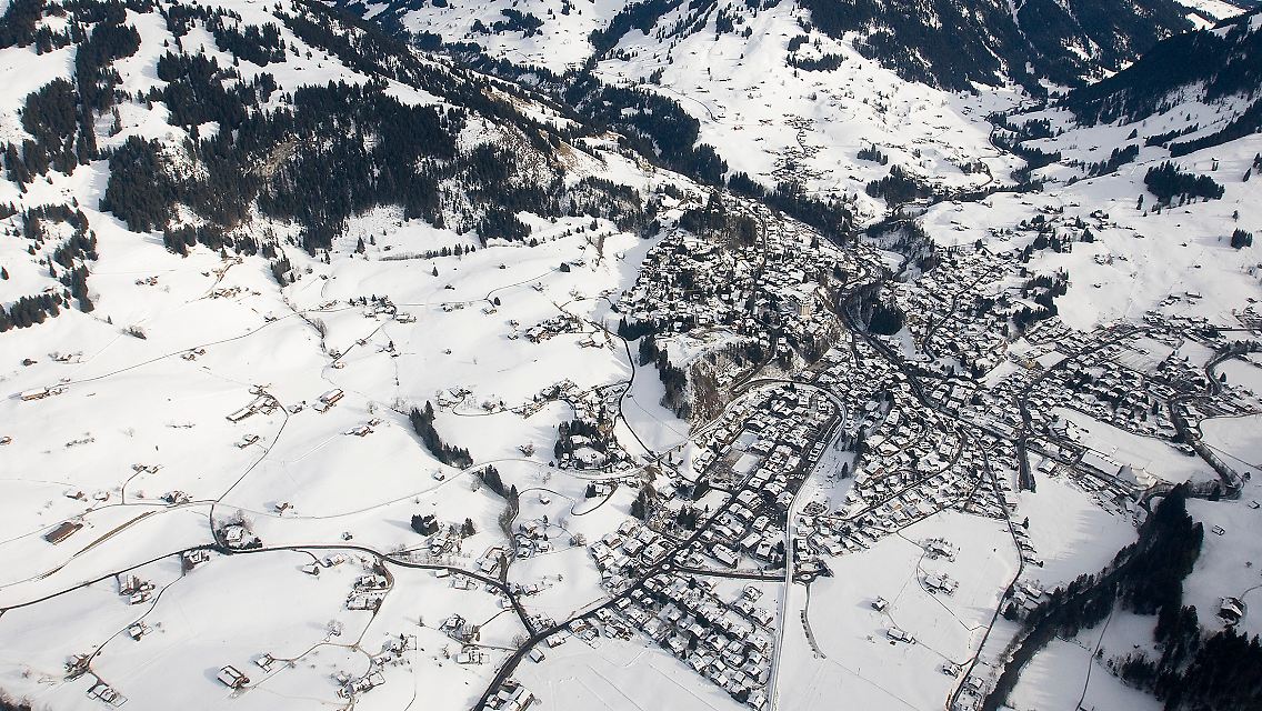 Luftbild von Gstaad im Berner Oberland.