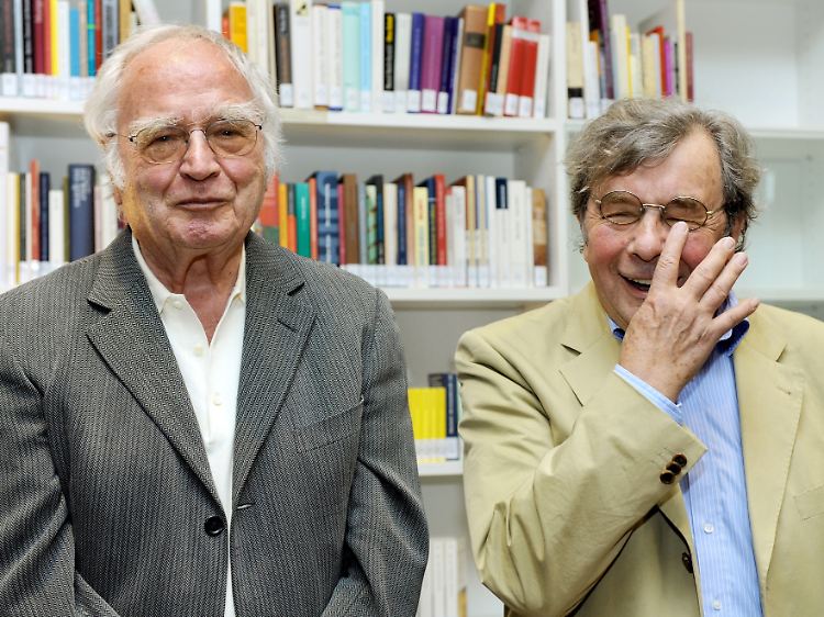 Martin Walser (l) und der Literaturkritiker Hellmuth Karasek im Mai 2009.