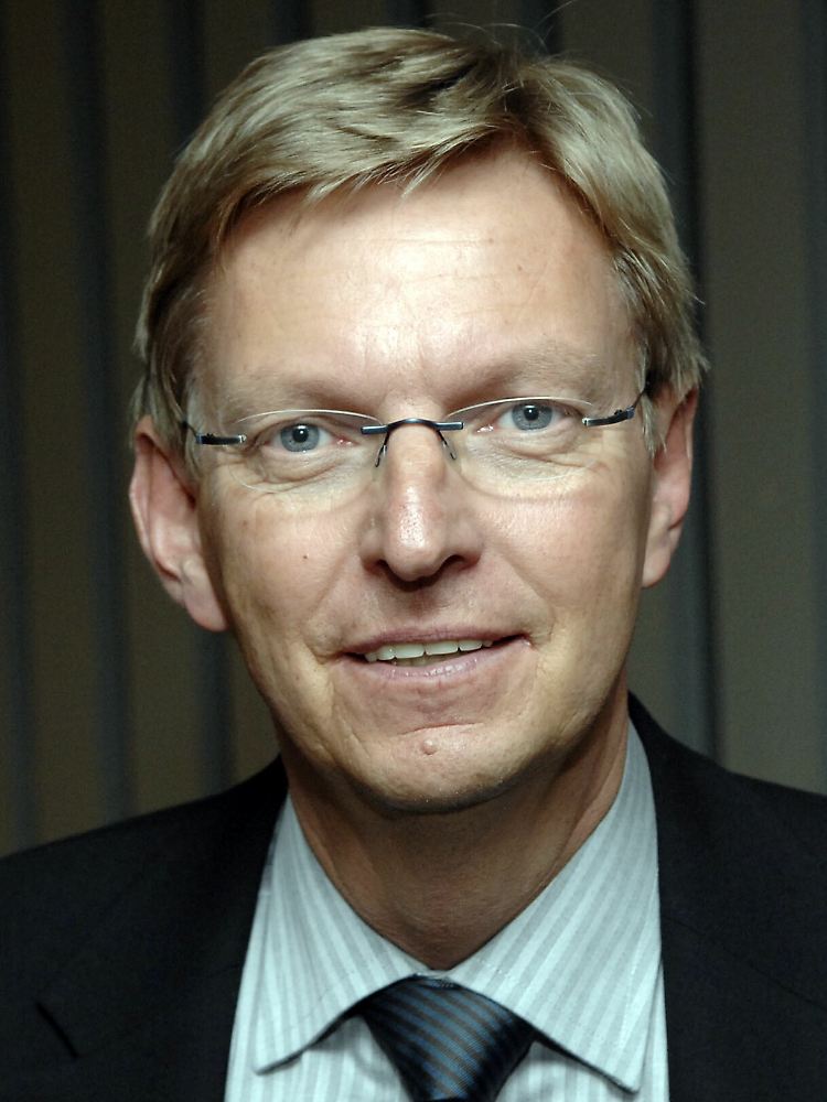 Michael Konken sieht die Gefahr, dass die öffentlich-rechtlichen Sender immer mehr auf Unterhaltung setzen, Information und Kultur dabei aber hinten runter fallen.