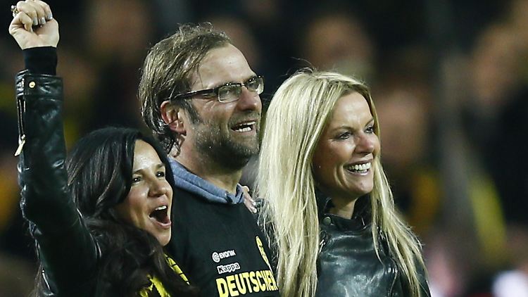 Bleibt ja in der Familie: Dortmunds Trainer Jürgen Klopp, rechts seine Frau Ulla, und links Jola Zorc, die Gattin des Managers.