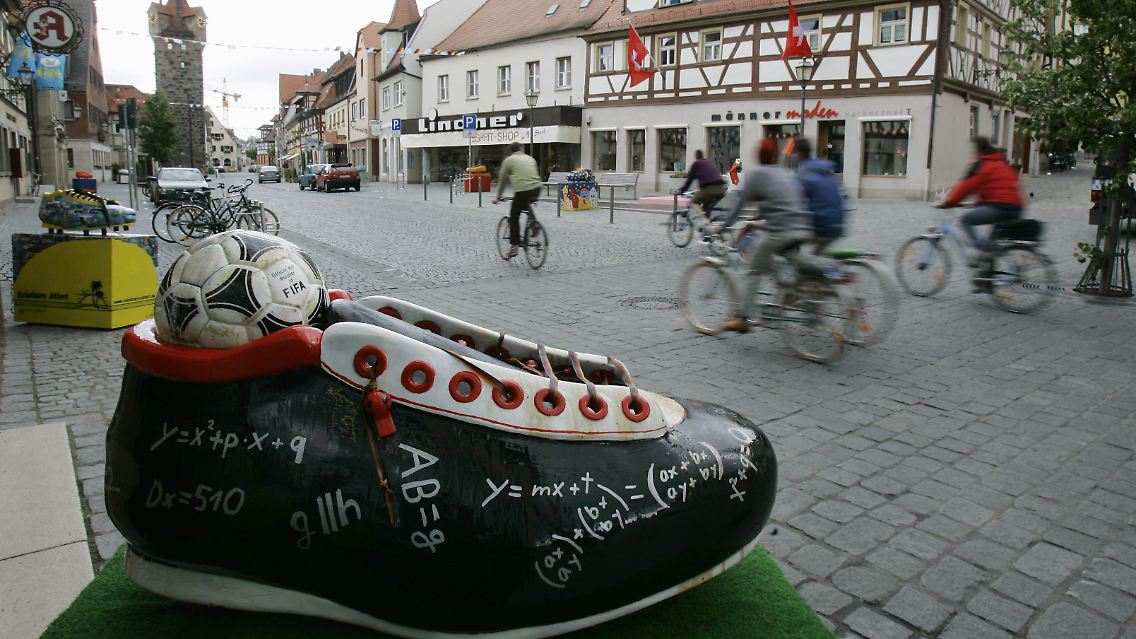 Turnschuh-Skulptur in Herzogenaurach.