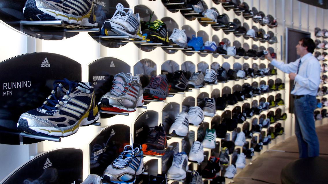 Sportschuhe, soweit das Auge reicht, im adidas Outlet store.