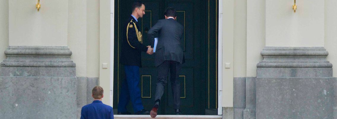 Mark Rutte auf dem Weg zu Königin Beatrix.