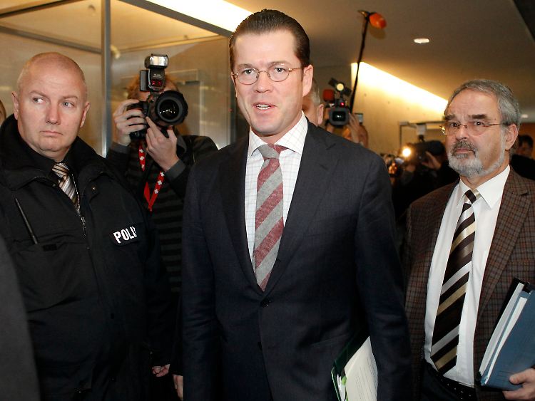 Verteidigungsminister Guttenberg äußert sich nach der Sondersitzung des Verteidigungsausschusses.