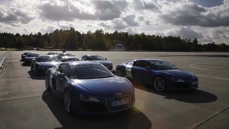 Auf dem Testgelände in Groß-Dölln bei Berlin stehen die Audi R8 in Reih und Glied und warten auf ihren großen Auftritt.