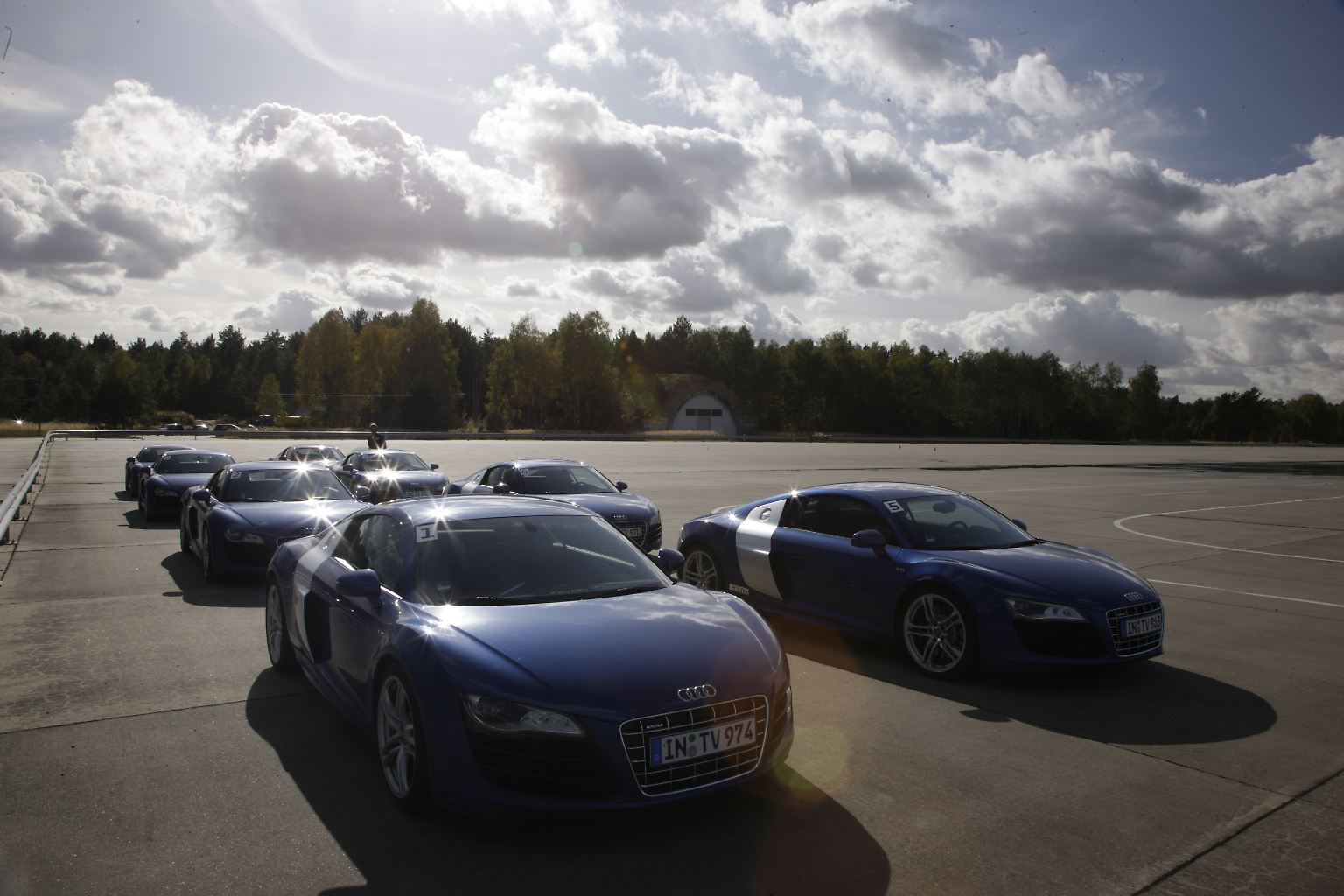 Früh morgens geht es los. Auf dem Testgelände in Groß-Dölln bei Berlin stehen die Audi R8 in Reih und Glied und warten auf ihren großen Auftritt. Im Inneren sitzen acht Glückliche, die dabei sind, im Rahmen des Audi-Trainingsprogramms "R8 Pilots" eine Motorsportlizenz zu machen.