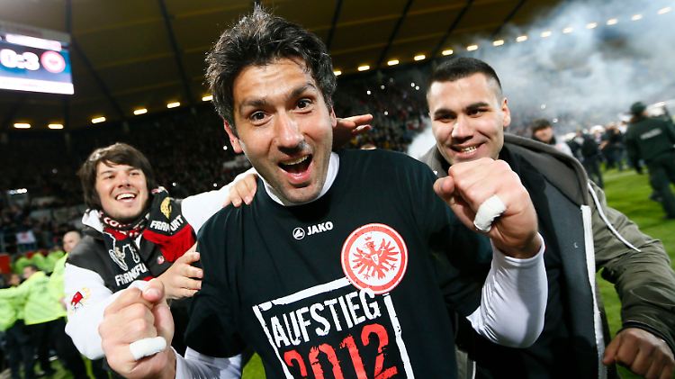 "Hurra, hurra, die Eintracht ist wieder da!" Vereins-Urgestein Oka Nikolov feiert mit den Fans den Erstliga-Aufstieg.