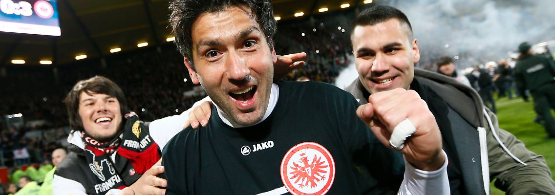 "Hurra, hurra, die Eintracht ist wieder da!" Vereins-Urgestein Oka Nikolov feiert mit den Fans den Erstliga-Aufstieg.