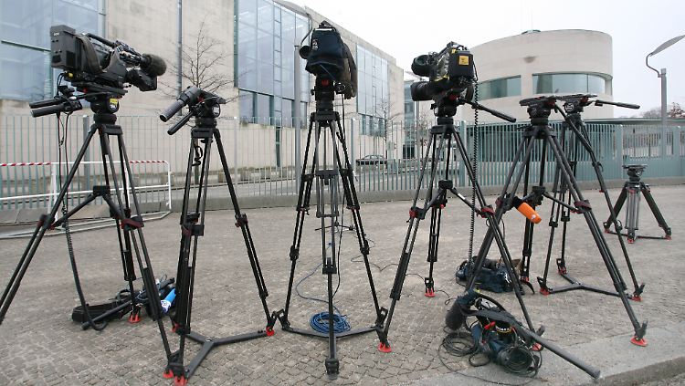 Medieninteresse vor dem Kanzleramt.