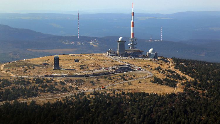 Hunderttausende Wanderer besuchen jährlich den Brocken im Harz. Dabei müssen sie im oberen Bereich gemeinsam mit Radlern und Autos eine Straße nutzen.