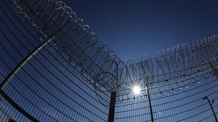 Meterhohe Zäune und Stacheldraht am Gelände der Justizvollzugsanstalt Rosdorf bei Göttingen.