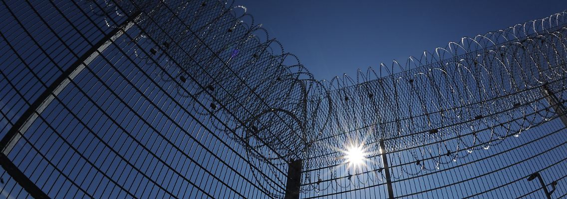 Meterhohe Zäune und Stacheldraht am Gelände der Justizvollzugsanstalt Rosdorf bei Göttingen.