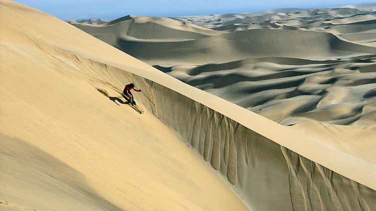 Ein Skifahrer in dem Namib-Wüste.