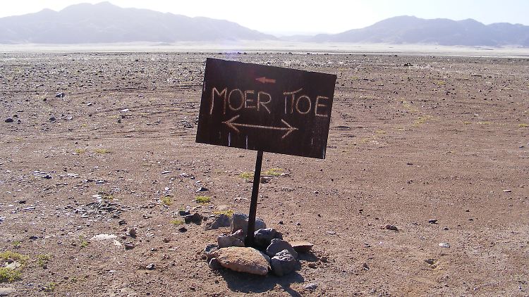 "Wegweiser" im Dorob-Nationalpark: "Moer Toe" heißt "Fahr zur Hölle".