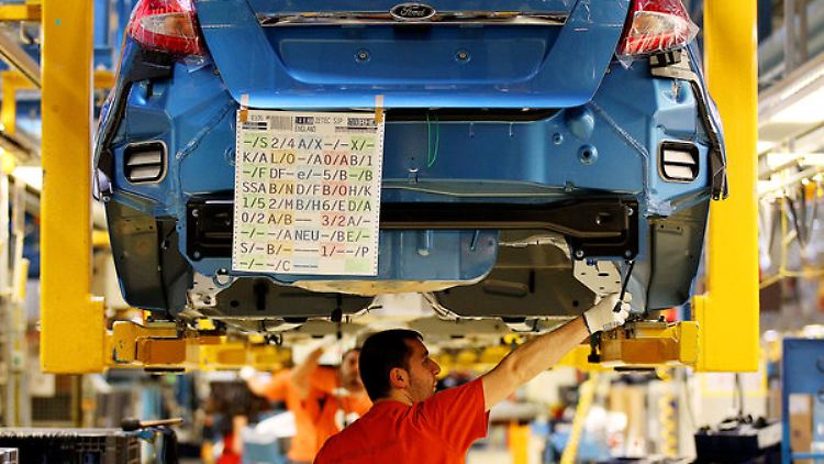 Ein Ford-Arbeiter montiert in Köln einen Fiesta.