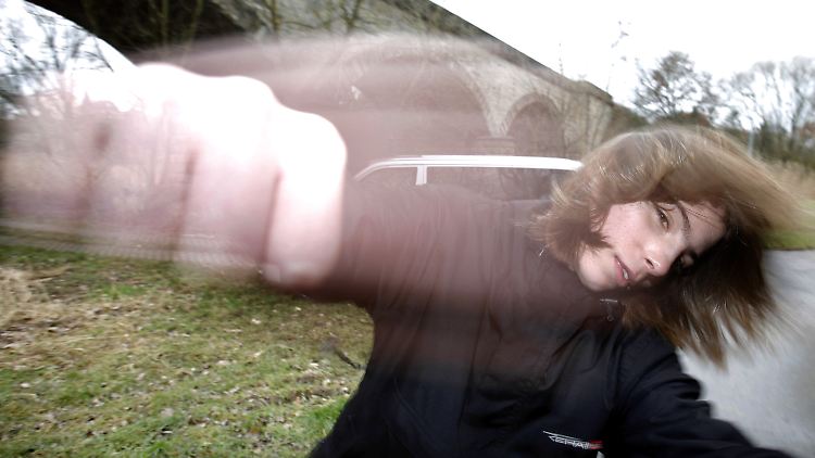 Ein 14-jähriger Jugendlicher markiert den Haken.