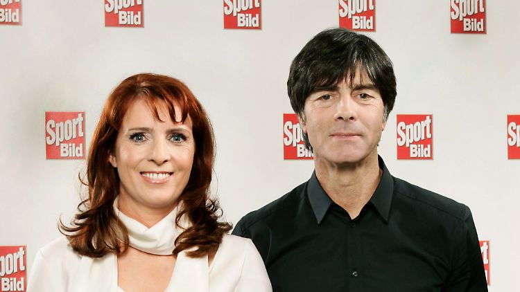 Monica Lierhaus trifft sich mit Bundestrainer Joachim Löw in Berlin.