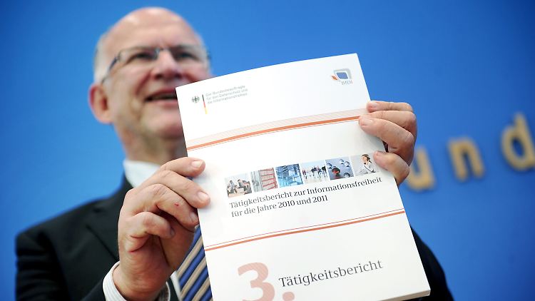 Der Bundesbeauftragte für Datenschutz und Informationsfreiheit, Peter Schaar, präsentiert den Tätigkeitsbericht für die Jahre 2010 bis 2012.