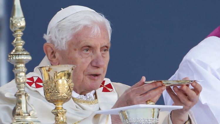 Papst Benedikt XVI. bei der Wandlung von Brot und Wein zu Leib und Blut.